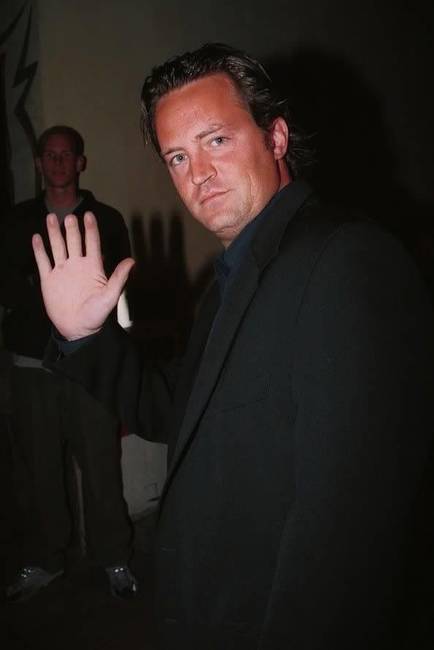Matthew Perry jobb kezének középső ujja csonka, mert óvodában rácsapták a kezére az ajtót.