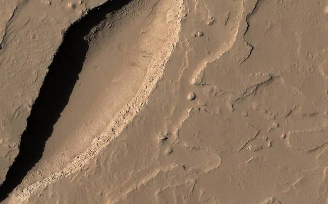 Nem csak a Földön vannak vulkánok. A Naprendszer legnagyobb vulkánja a Marson található. Az Olympus vulkán 600 km hosszú és 27 km magas. Összehasonlításképpen: a Föld legmagasabb pontja, a Mount Everest csak 8,5 km magas.