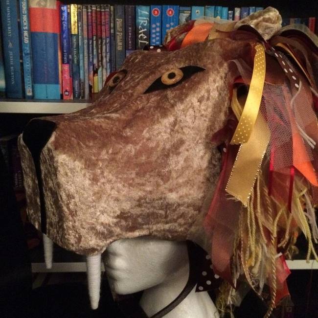„Papírmasé segítségével egy régi biciklis bukósisakból elkészítettem Luna Lovegood kalapját."