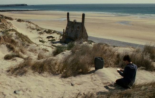 A "Halál ereklyéi" 1. részében Dobby meghal, megszegve ezzel a Titkok kamrája című részben tett ígéretét, melyben azt ígérte Harry-nek, hogy "soha több nem próbálja meg megmenteni az életét".