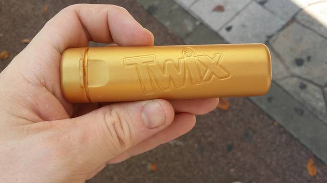 Twix-tartály, hogy legyen hová tenni a meg nem evett csokit.