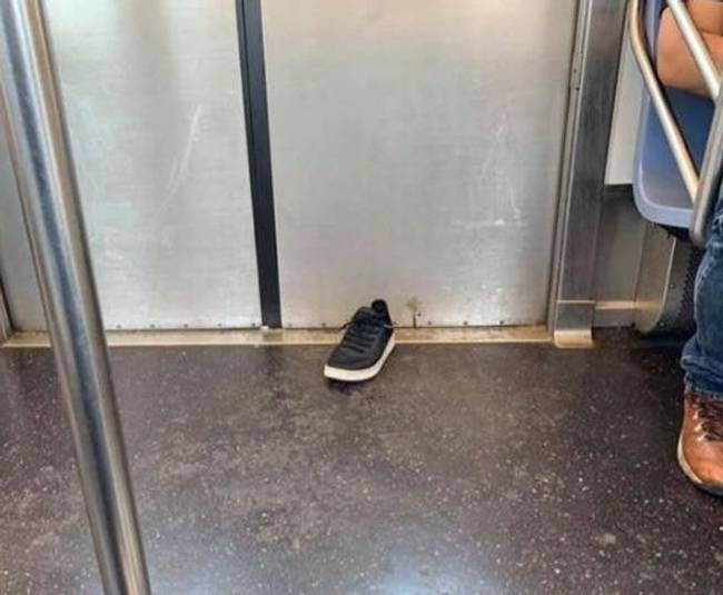 A srác elvesztette a cipőjét, amikor a metróajtó bezárult.