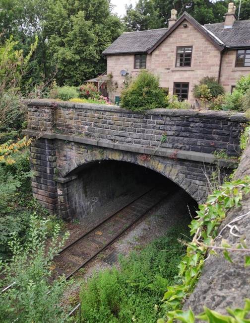 Alagútra épített ház az Egyesült Királyságban, Derbyshire-ben.