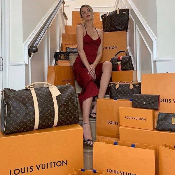 Ennek a lánynak annyi Louis Vuitton táskája van, ami egy kisvárosnak is elég lenne.