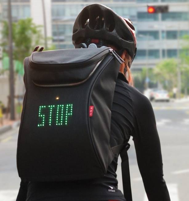 Speciális irányjelző táska, bicikliseknek.