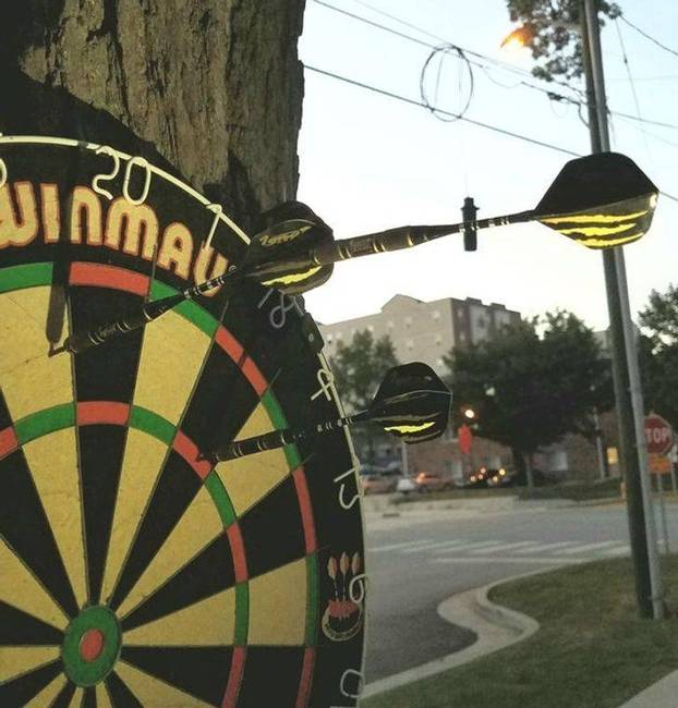 Az egyik darts eltalálta a másik dartsot.
