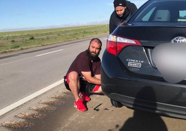 „Utazás közben defektet kaptunk, és ez a fickó azonnal lehúzódott, hogy segíthessen kereket cserélni.”