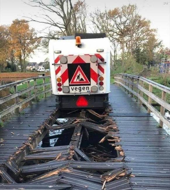 Semmi különös, csak egy holland úttisztító úgy döntött, hogy letakarítja a fahidat. 🤐