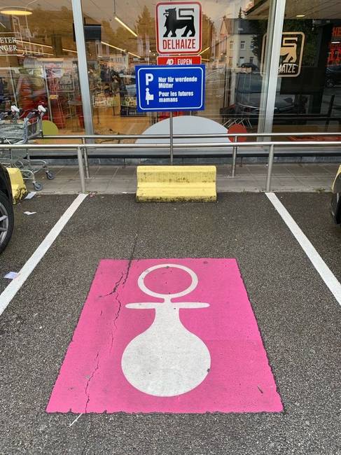 Ebben a belga szupermarketben van egy parkolóhely a terhes nők számára.