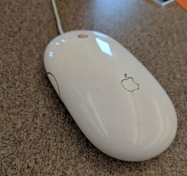 „Egy billió dolláros vállalat, és olyan egeret készít, aminek nincs jobb gombja, a görgője használhatatlan és ergonomikus szempontból egy kutyasz*r."