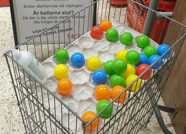 Ebben a svéd üzletben a vásárlóknak el kell venniük egy-egy ilyen golyót és a kocsijukba tenni. A személyzet így tartja számon, hogy mindig csak a megengedettnek megfelelő mennyiségű vásárló tartózkodjon egyszerre a boltban.