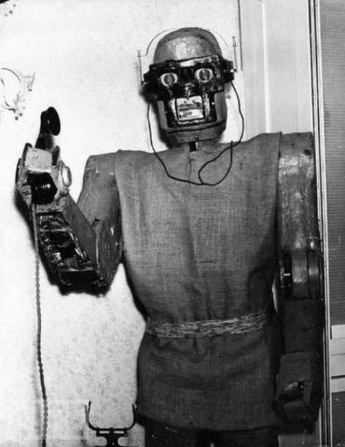 Automatikusan válaszoló robot, amit arra terveztek, hogy felvegye a telefont ha a hívott épp nem tartózkodik otthon, és leírja egy papírra a neki szánt üzenetet. Ez lehetett a hangrögzítő felé történő első igazi törekvés.