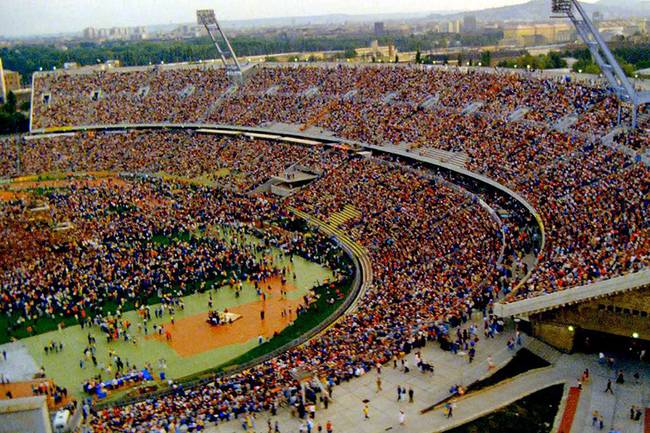 1986-ban hetvenezer ember énekelte Freddie Mercuryval a Tavaszi szél vizet áraszt című népdalt a budapesti Queen koncerten, a Népstadionban.