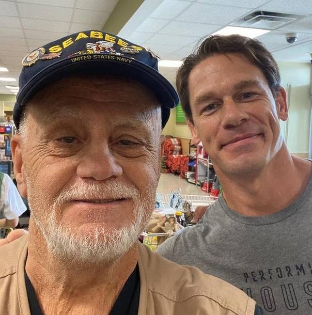„John Cena kifizette a nagybátyám vásárlását a boltban."