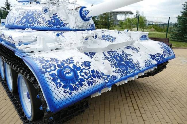 Egy tank, aminek a festését egy orosz teáskészlet inspirálta.