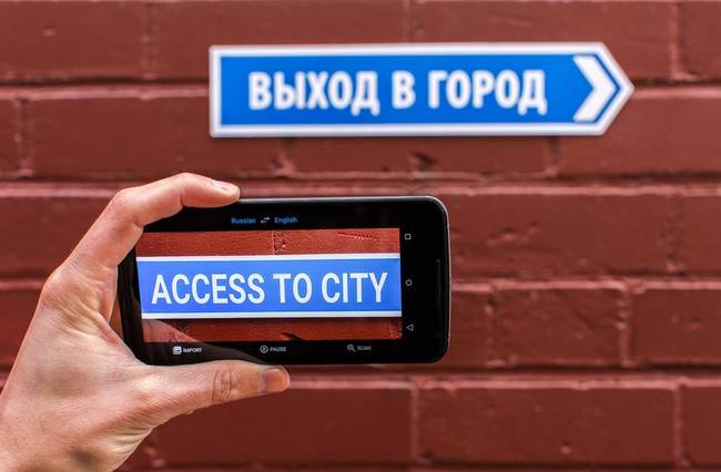 A Google Fordító alkalmazás ma már valós időben képes fordítani azokat a feliratokat, amelyekre rá „mutatunk" a telefonunk kamerájával.