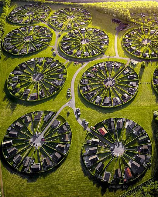 A dán Brøndby Haveby vagy Brøndby Garden City néven is emlegetett település kialakítása lehetővé teszi, hogy a lakók teljesen elszigeteljék magukat a nagyvárosok zajától.