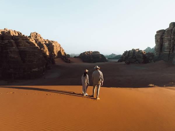 Érdeklődsz egy fotóról, amin a partnered egy olyan személlyel látható, akivel még nem találkoztál, mire ő így válaszol: "Ő egy kolléga az új munkahelyemen, és volt egy csapatépítő