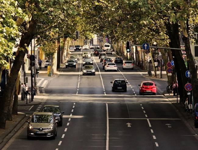 Svédországban egy sorsoláson vesznek részt azok a sofőrök, akik szabályosan közlekednek. Nyereményüket a szabálytalanul közlekedő autósok által befizetett büntetésekből fizetik ki.