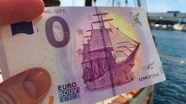 Németországban nulla eurós bankjegyeket lehet venni szuvenírként. Vicces, mert 2,5 euróba kerül, és semmit sem kapsz helyette. Ez az évszázad biznisze.