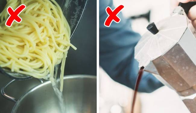 Tészta/rizs forró vizének és a kávézaccnak a mosogatóba öntése.