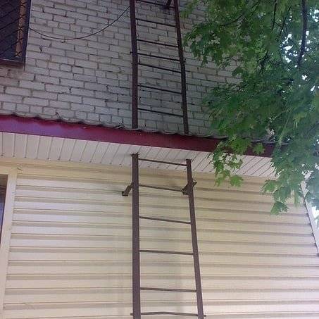 Ha valaki a tűz elől menekül, akkor nem biztos, hogy ez a létra fogja megmenteni az életét.