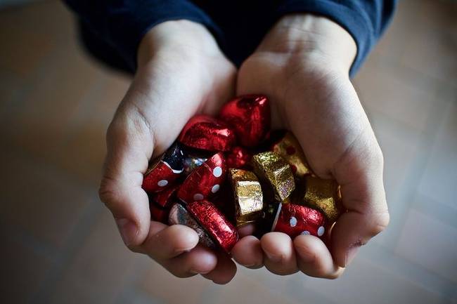 Az ajándékba vitt csokoládé nagyon népszerű szuvenír, kivéve, ha az Egyesült Államokba utazunk. Ott ugyanis az alkoholos töltelékkel töltött édességeknek maximum a határőrök fognak örülni, mivel az ilyen édességek behozatala tiltott az USA-ban.