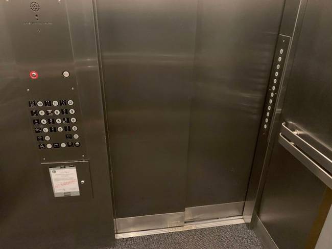 Ennek a liftnek mindkét oldalán vannak emeletválasztó gombjai.