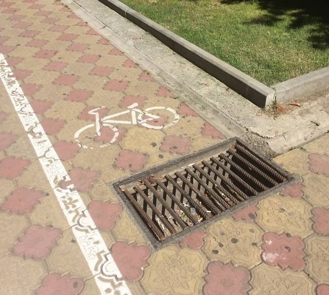Kerékpár + rácsos csatornafedél = totális katasztrófa.