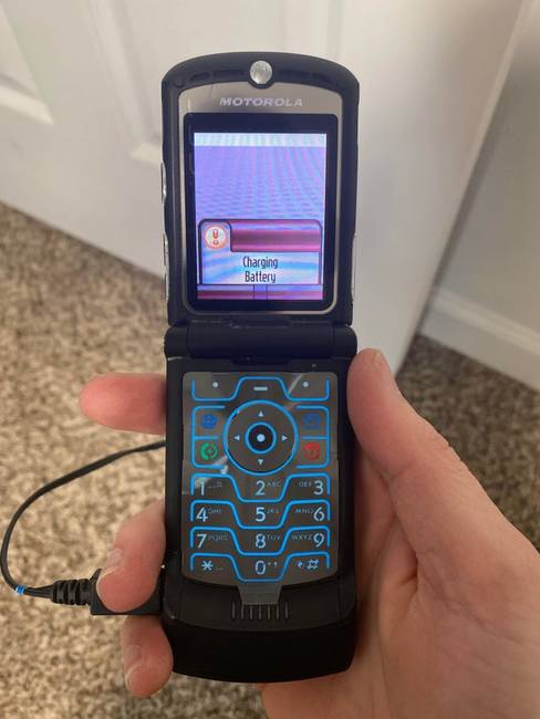 „Takarítás közben ma megtaláltam a régi Razr telefonomat, 2006-ból."