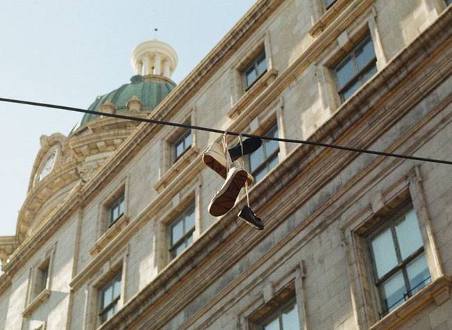 Miért lógnak a cipők a vezetékeken?