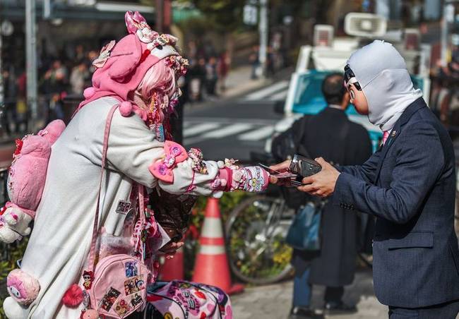 Csak egy normál üzleti találkozó Tokióban, névjegykártya cserével.