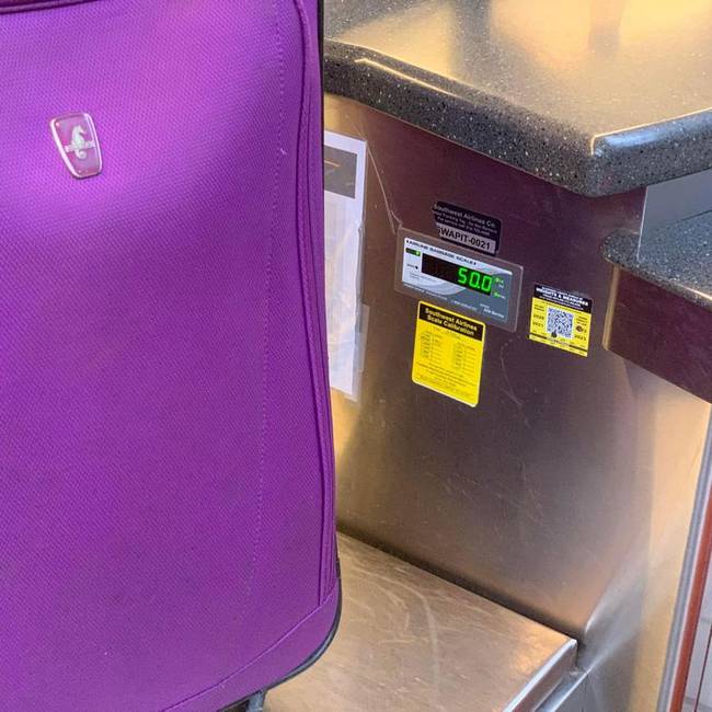 „A feleségem bőröndje pontosan 50 fontot (22,6 kg) nyom. Duplán kellemes, mivel efölött már extra díjat kellett volna fizetnünk."