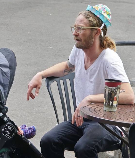 Úgy tűnik, hogy ez a fickó még mindig nem tért magához az apaságtól.