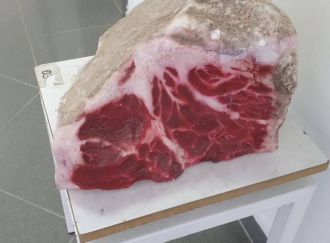 Ez a kő úgy néz ki, mint egy darab finom steak.
