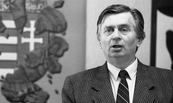 Végezetül, hogy hívják a képen látható politikust?