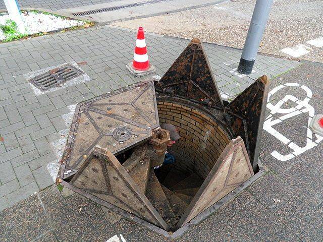 „Wiesbadenben járva egy ilyen csatornafedélbe botlottunk."