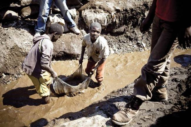 Afrikában nincs alsó korhatára a bányákban dolgozó alkalmazottaknak, nagy részük ezért még gyerek vagy tinédzser. [javitva]