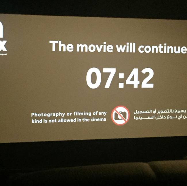 A bollywoodi filmek rendszerint nagyon hosszúak, ezért az indiai mozik szünetet tartanak a filmek közben, amikor is egy időzítő mutatja a képernyőn, hogy hány perc múlva folytatódik a film.
