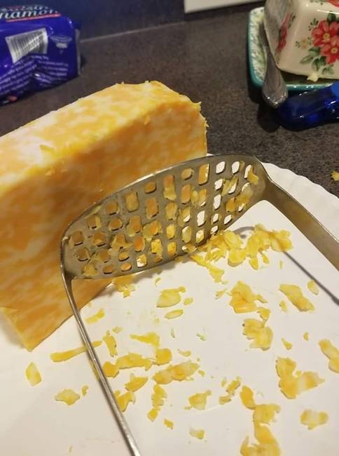„Sajtot akartam reszelni a szendvicsemre, fél perc után vettem észre, hogy a krumplinyomóval szerencsétlenkedek."