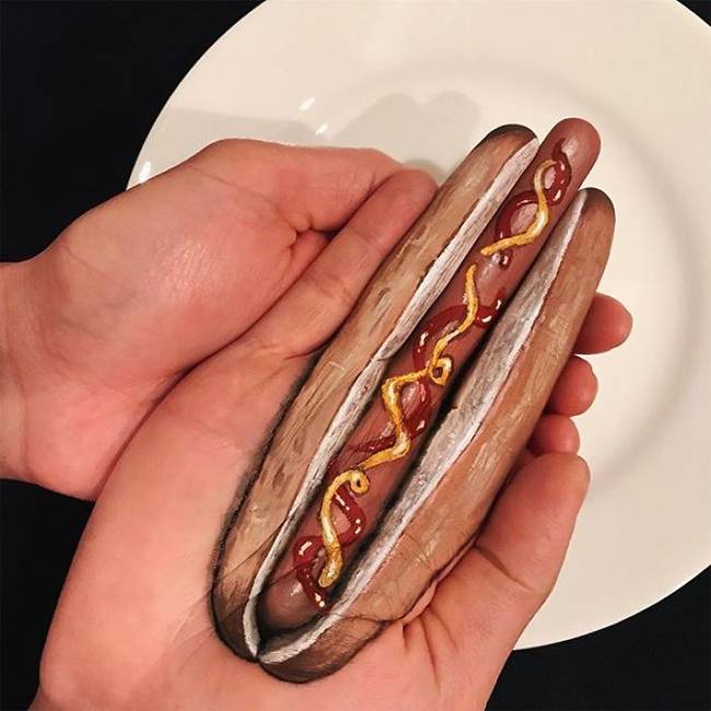 Hot dog a tenyérben.