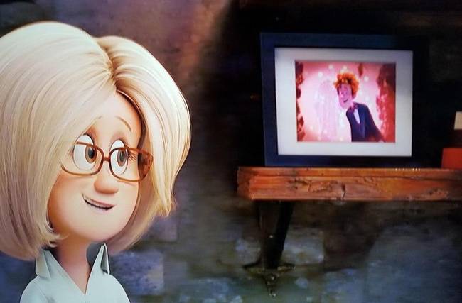 A Hotel Transylvania 2-ben feltűnik Mavis és Jonathan esküvői fotója, ahol Mavis nem látható a fényképen, mivel vámpír.