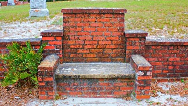 A The Devil's Chair egy temetői pad az egyesült államokbeli Cassadaga településen. A helyi legenda szerint a padon hagyott bontatlan sör reggelre kiürül, mert az ördög issza meg.