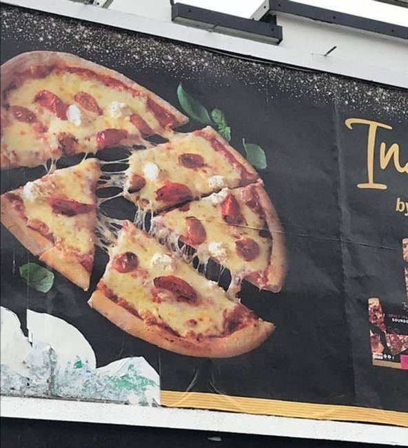 Hogy lehet így vágni egy pizzát? Pláne egy reklámfotón.