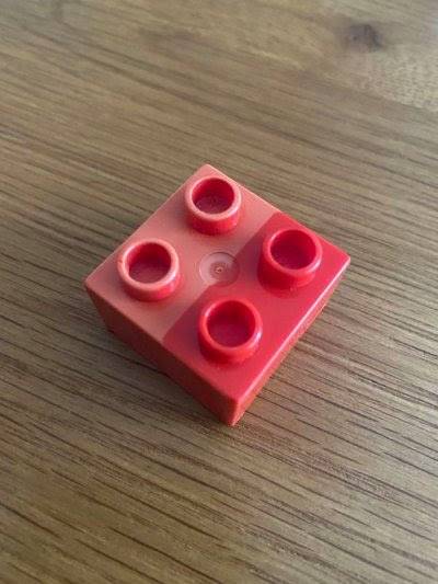 „Ennek a Lego kockának az egyik fele gyerekkorom óta egy másik Legohoz volt rögzítve, ami megakadályozta a színének a kifakulását."