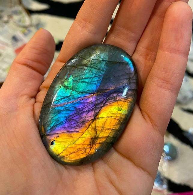 Ez viszont már tényleg egy labradorite. Igen, van ilyen ásvány. És nem, nincs semmilyen szűrő ezen a képen.