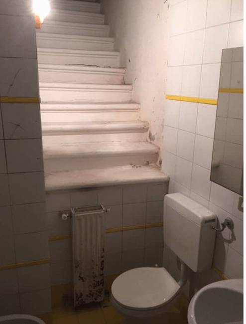 A fürdőszoba a pincében van, csak menj le a lépcsőn.