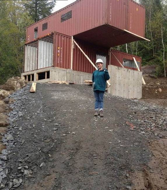 Két 2,44 x 12 m-es, egymással összekötött konténer képezi az alsó szintet, míg ugyancsak kettő, 90 fokos szögben elfordított konténer az emeletet.