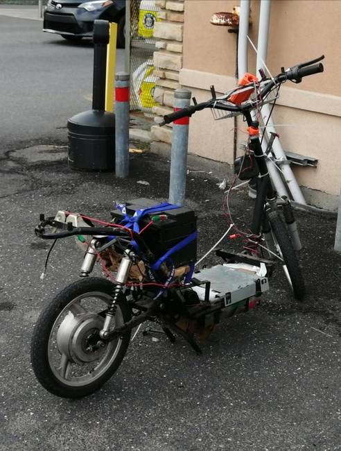 „Valaki elektromos kerékpárt készített egy autóakkumulátorból, és nagyon veszélyesnek tűnik."