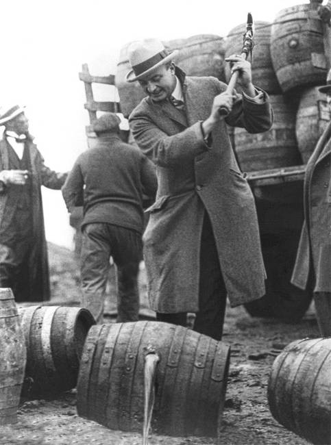 Alkoholmegsemmisítés a szesztilalom idején, a 20-as években.